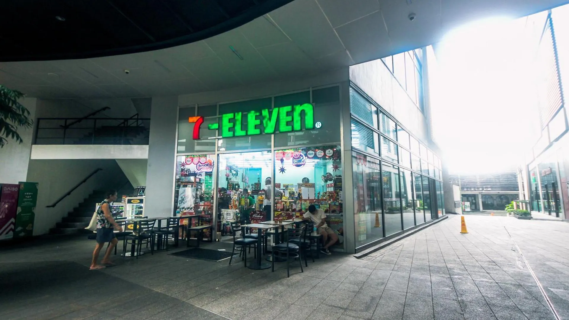 Eccentric Escape Stylish Makati Urban Swim Gym 4034 Lejlighed Manila