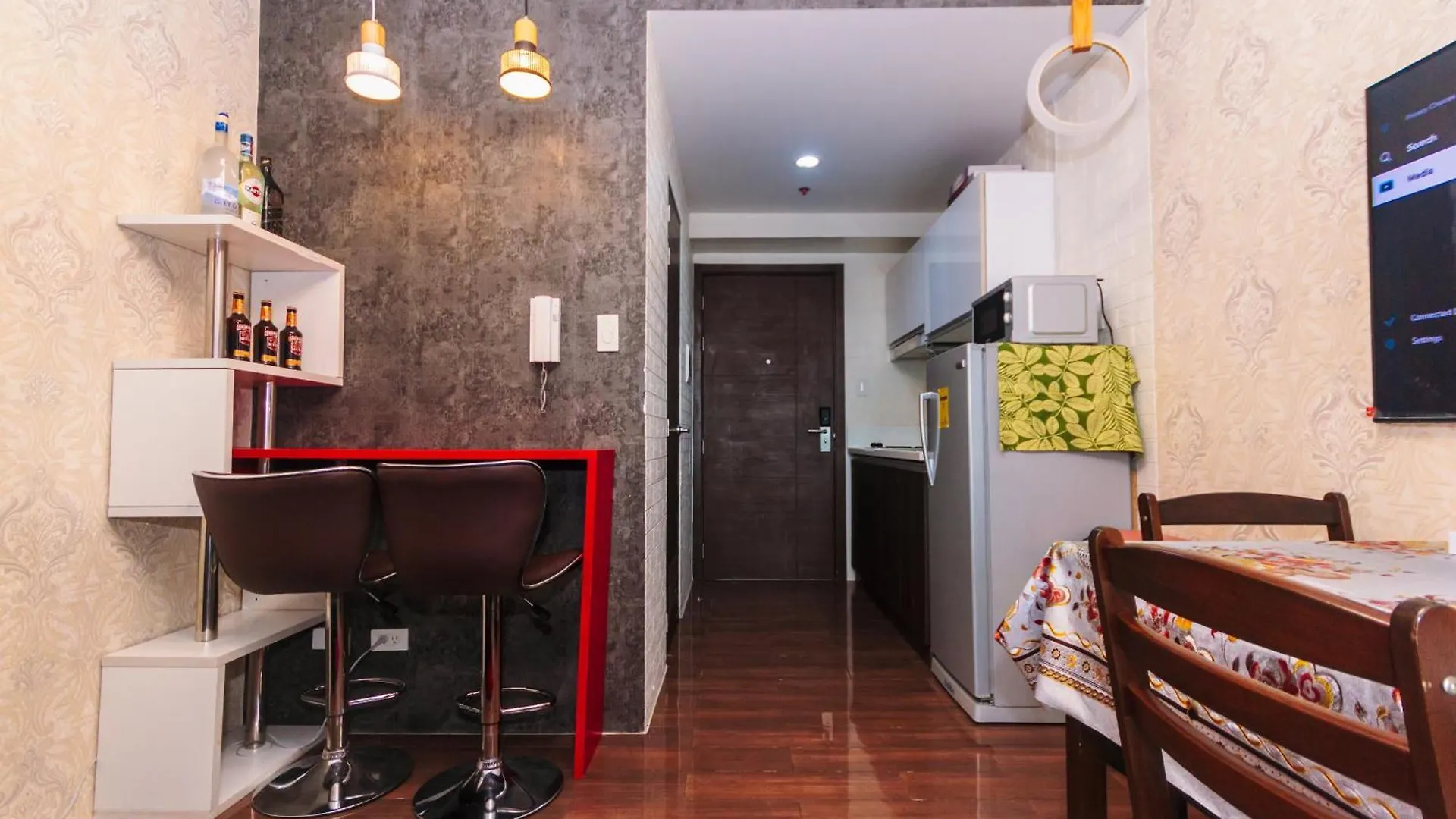 Eccentric Escape Stylish Makati Urban Swim Gym 4034 Lejlighed Manila